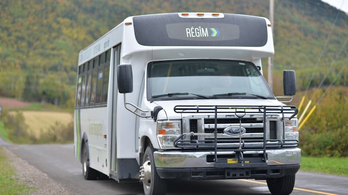 Un minibus à essence de la Régie intermunicipale de transport Gaspésie-Îles-de-la-Madeleine (RÉGÎM) en circulation.