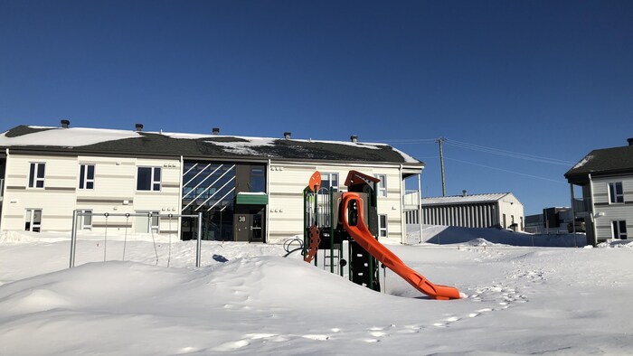 Résidence pour étudiants autochtones au Cégep de Sept-Îles en hiver avec jeux pour enfants.