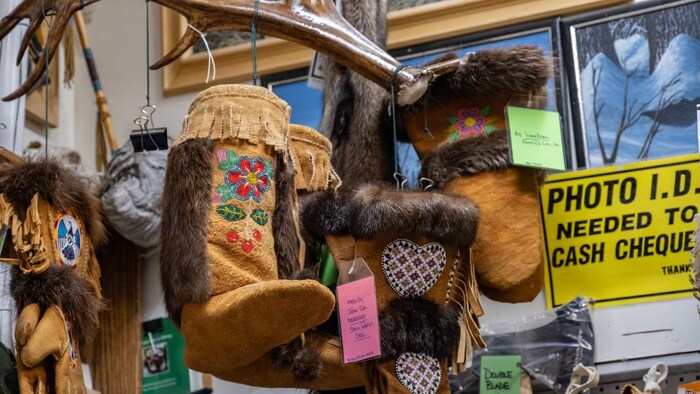 Des bottes autochtones accrochées au mur.