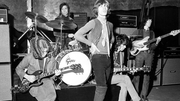 De gauche à droite : le guitariste Mick Taylor, le batteur Charlie Watts, le chanteur Mick Jagger, le guitariste Keith Richards et le bassiste Bill Wyman.