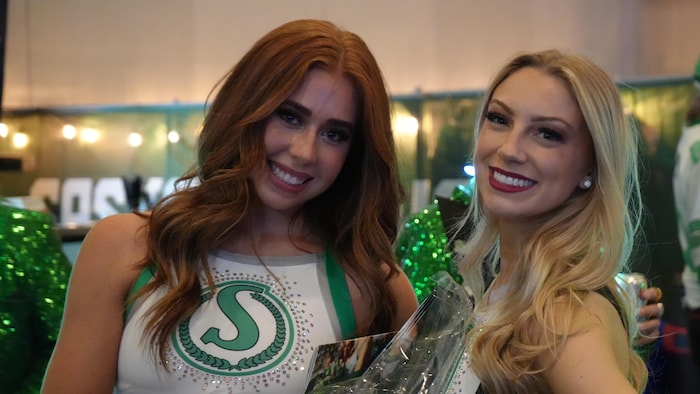 Deux femmes posent pour une photo.