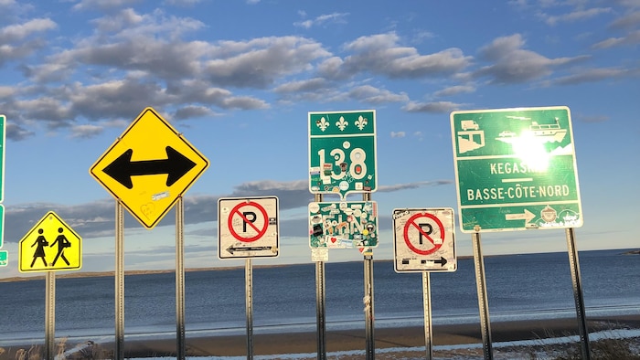 Fin de la route 138, sur la Côte-Nord, pancartes, devant le St-Laurent.