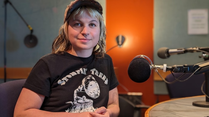 Emmanuelle Pierrot en studio devant le microphone