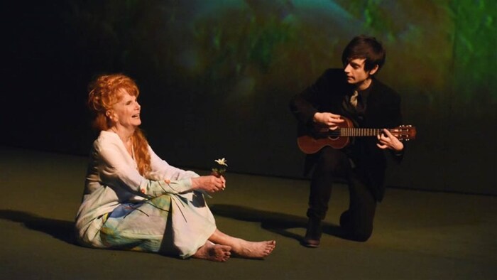 Béatrice Picard, assise, et Sébastien René, agenouillé et jouant du ukulele.