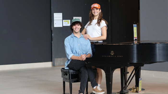 Le duo sourit et regarde l'objectif.