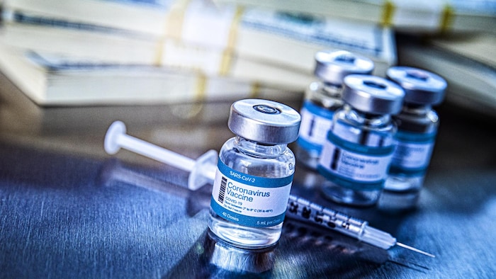 Des fioles de vaccins posées sur une table.