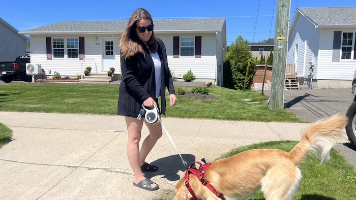 Sarah Brown et son chien.