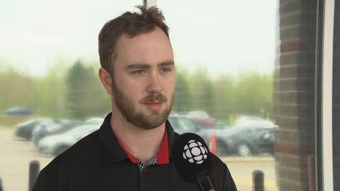 Sasha Boucher répond aux questions du journaliste.