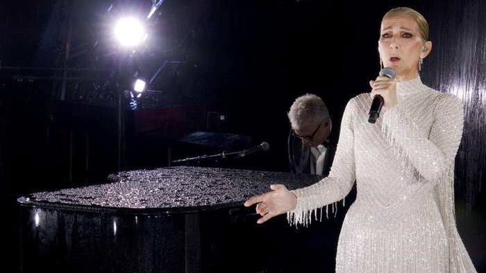 Photo de la chanteuse avec son pianiste en arrière plan.
