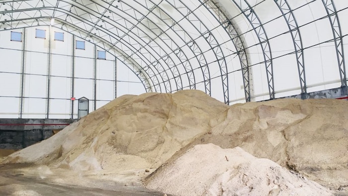 Un lot de sel de déglaçage dans un entrepôt