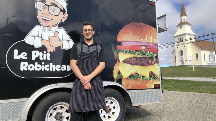 Le chef devant son restaurant mobile à Saulnierville, en Nouvelle-Écosse.