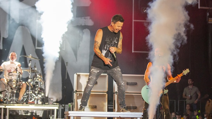 The singer of the single plan group is on stage, supervised by two smoke jets. where celebrate canada's day montreal