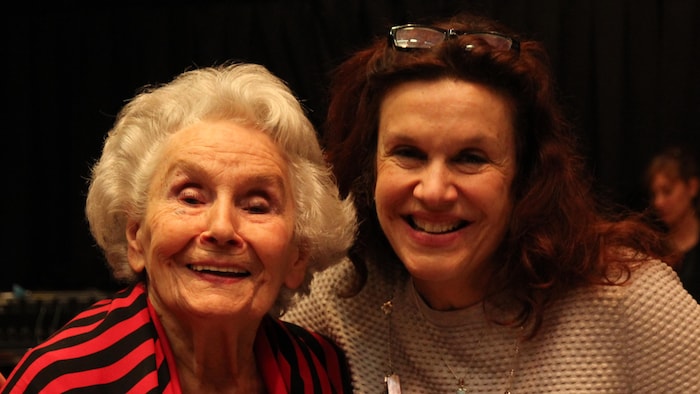 Deux femmes sourient. 