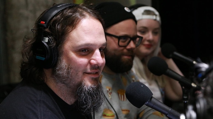 Karl Tremblay devant un micro de radio, aux côtés de Jean-François Provençal et Kazzie Charbonneau.