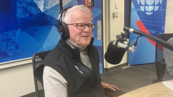 Phil Desgagné en entrevue dans le studio de Radio-Canada.