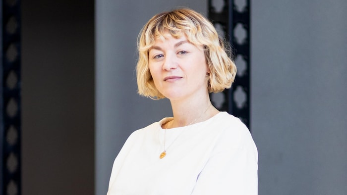 Portrait de Stéphanie Boulay devant un piano.