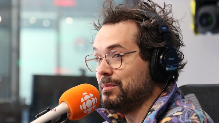 Steve Gagnon, en entrevue devant un micro de Radio-Canada.