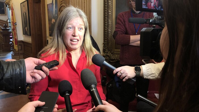 Susan Holt parle aux journalistes.