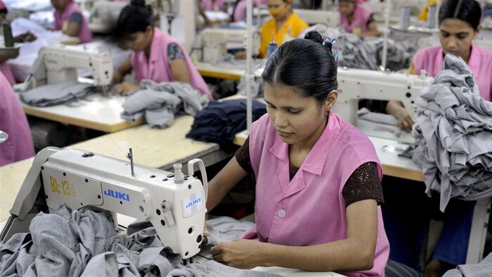 Una trabajadora de la industria textil en Bangladesh.