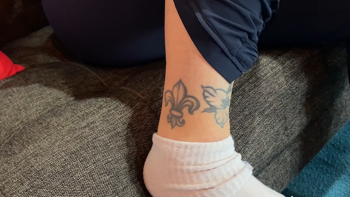 Tatouages d'une fleur de lys et d'un trille.