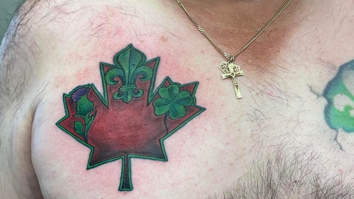 Tatouage d'une feuille d'érable avec des symboles franco-ontariens.