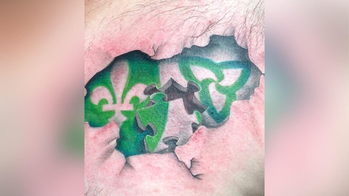 Tatouage d'un drapeau franco-ontarien.