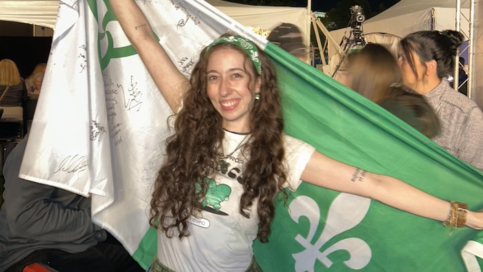 Valérie Legrand, qui tient un drapeau franco-ontarien.