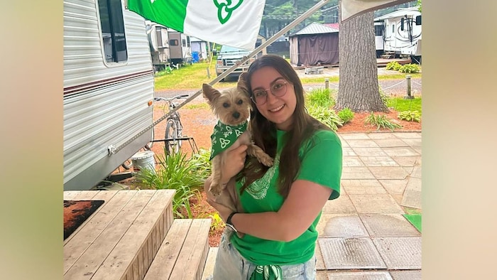Marie-Pierre Héroux devant un drapeau franco-ontarien.