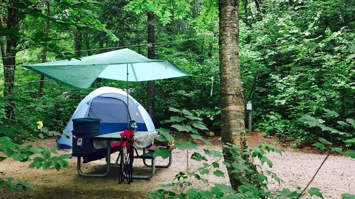 Une petite tente sur un terrain de camping