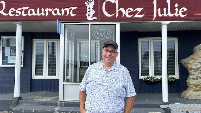 Le propriétaire de Chez Julie, Théoharris Ganas devant son restaurant.
