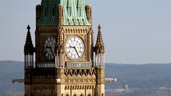 Le sommet de la tour de la Paix comporte une horloge à quatre cadrans et des sculptures.