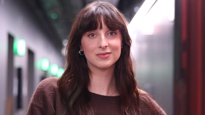 La jeune femme airs  dans un couloir de Radio-Canada.
