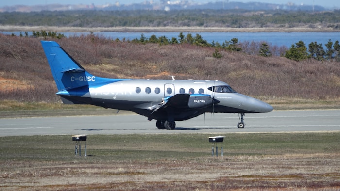 Un avion du transporteur aérien Pascan est sur le tarmac de l'aéroport des Îles-de-la-Madeleine. 
