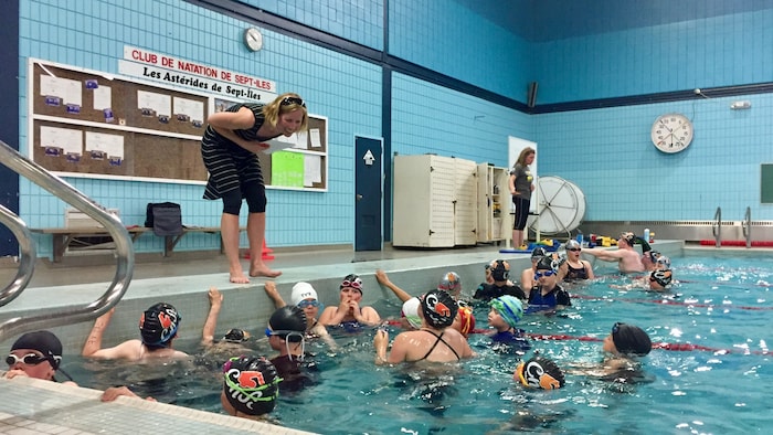 Les jeunes du Club de natation de Sept-Îles en entraînement dans la piscine avec Marion L'espérance