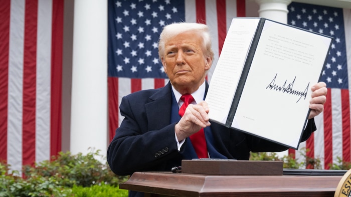 Le président américain Donald Trump montre un décret signé dans un jardin de la Maison-Blanche à Washington, le 2 avril 2025.
