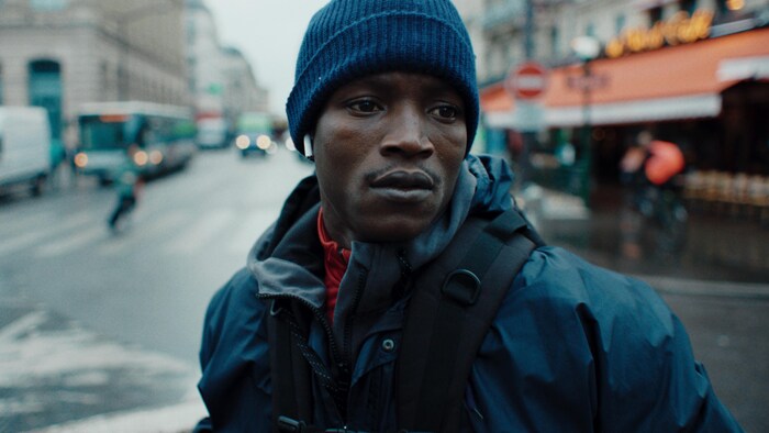 Un homme de couleur vêtu de vêtements chauds dans une rue.