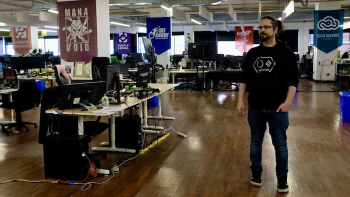 Pascal Nataf, debout, dans un espace de travail.