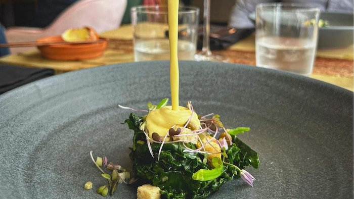 Assiette dans laquelle se trouve un plat proposé lors d'une table champêtre du restaurant Les Mal-Aimés.