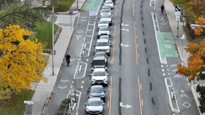 Une photo aérienne de la piste cyclable sur la rue Bloor Ouest à Toronto.