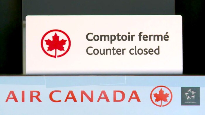 Un comptoir de service fermé d'Air Canada dans un aéroport.