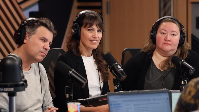 Mathieu Fournier, Myriam Berthelet, et Mélanie Lameboy devant les micros dans le studio 1 de Radio-Canada pour l'émission Tout un matin, animé par Patrick Masbourian. 