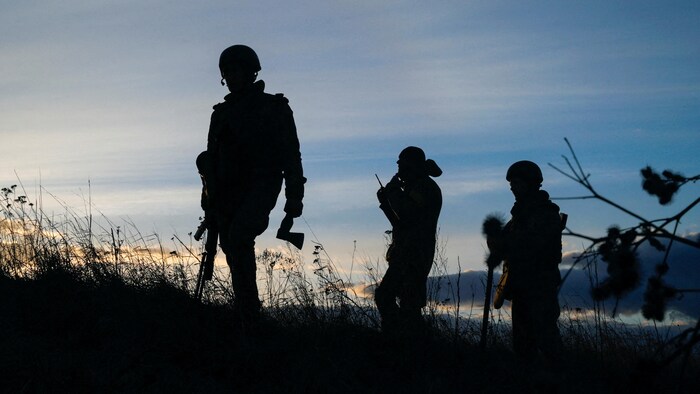 L'ombre de soldats ukrainiens sur une ligne de crête.