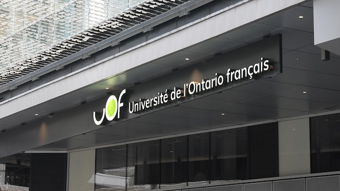 La façade de l'Université de l'Ontario français.