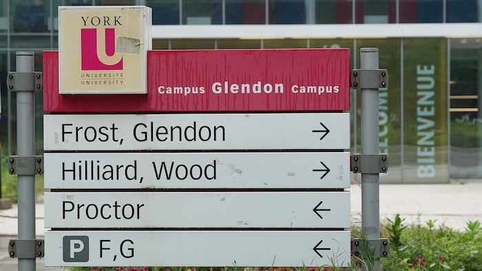 Un panneau du campus Glendon de l'Université York à Toronto.