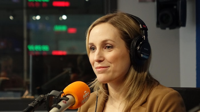 Valérie Beaudoin dans un studio radio.