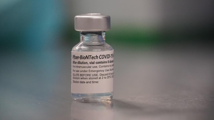 Un vial con dosis de vacunas de la farmacéutica Pfizer.