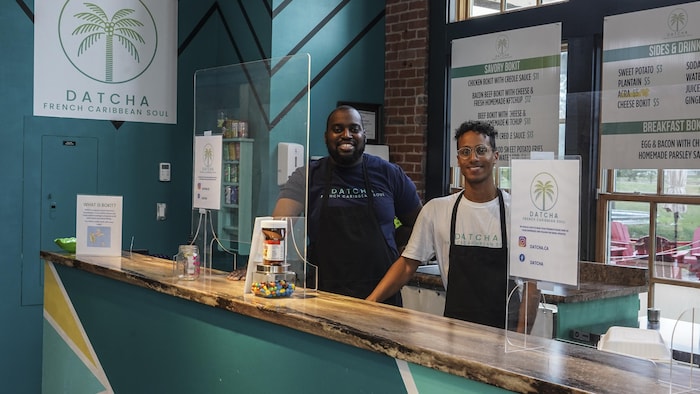 Valéry Ladrezeau et Luis Woldu, derrière le comptoir du restaurant Datcha. 