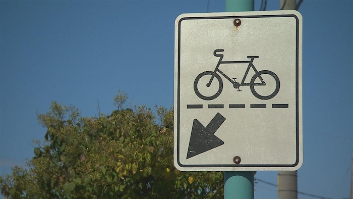 Panneau de signalisation indiquant une piste cyclable.