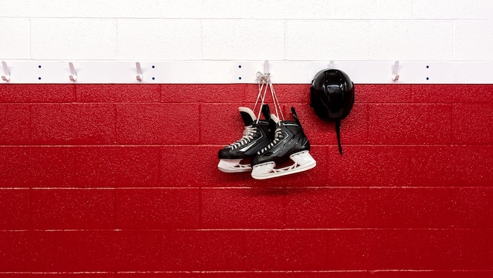 Des patins sont accrochés au mur.