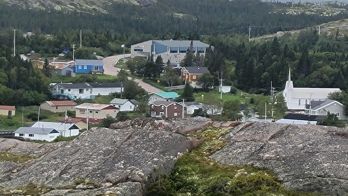Le village de Tête-à-la-Baleine, avec son église, des maisons et l'école Gabriel Dionne.